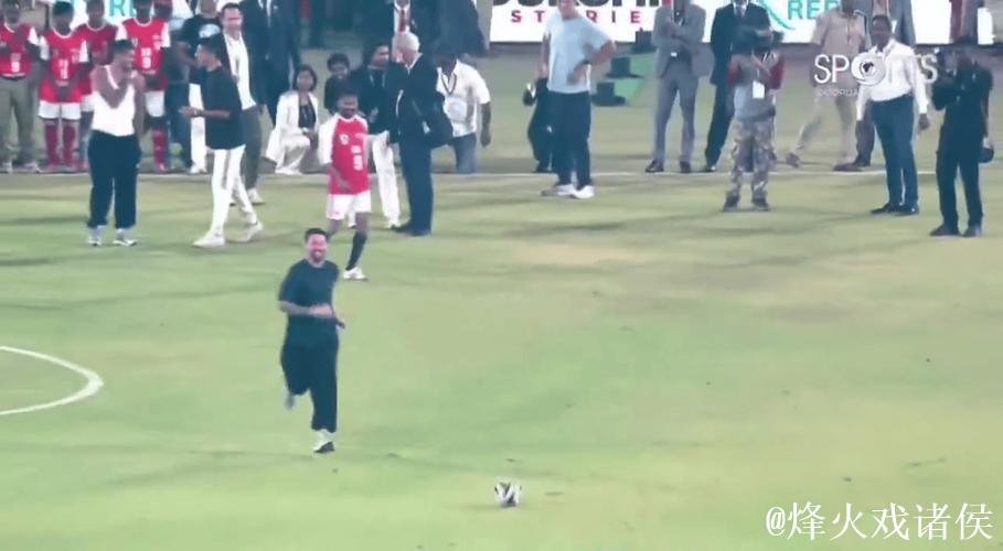 印度行活动中印度官员两次失误传球，梅西无奈亲自捡球