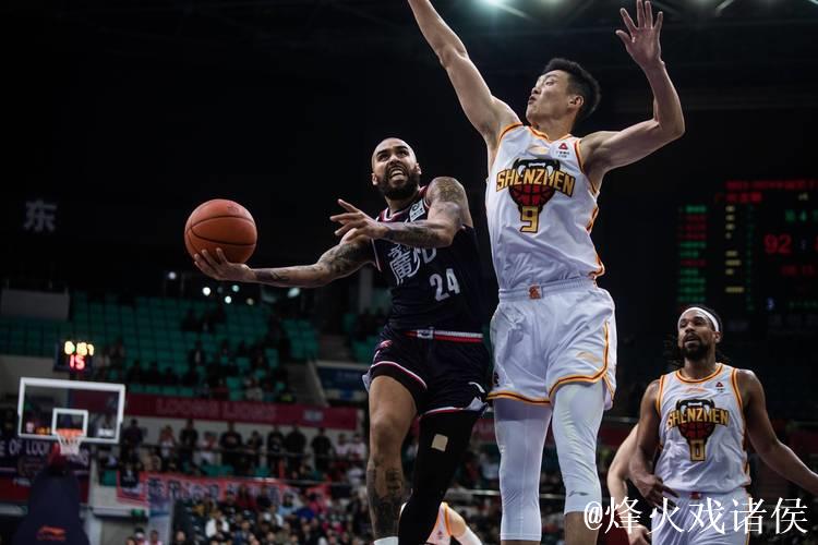 萨林杰32+15+11深圳胜上海 刘铮20分周鹏15分