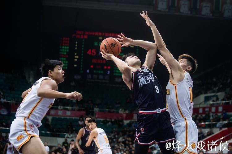 萨林杰32+15+11深圳胜上海 刘铮20分周鹏15分